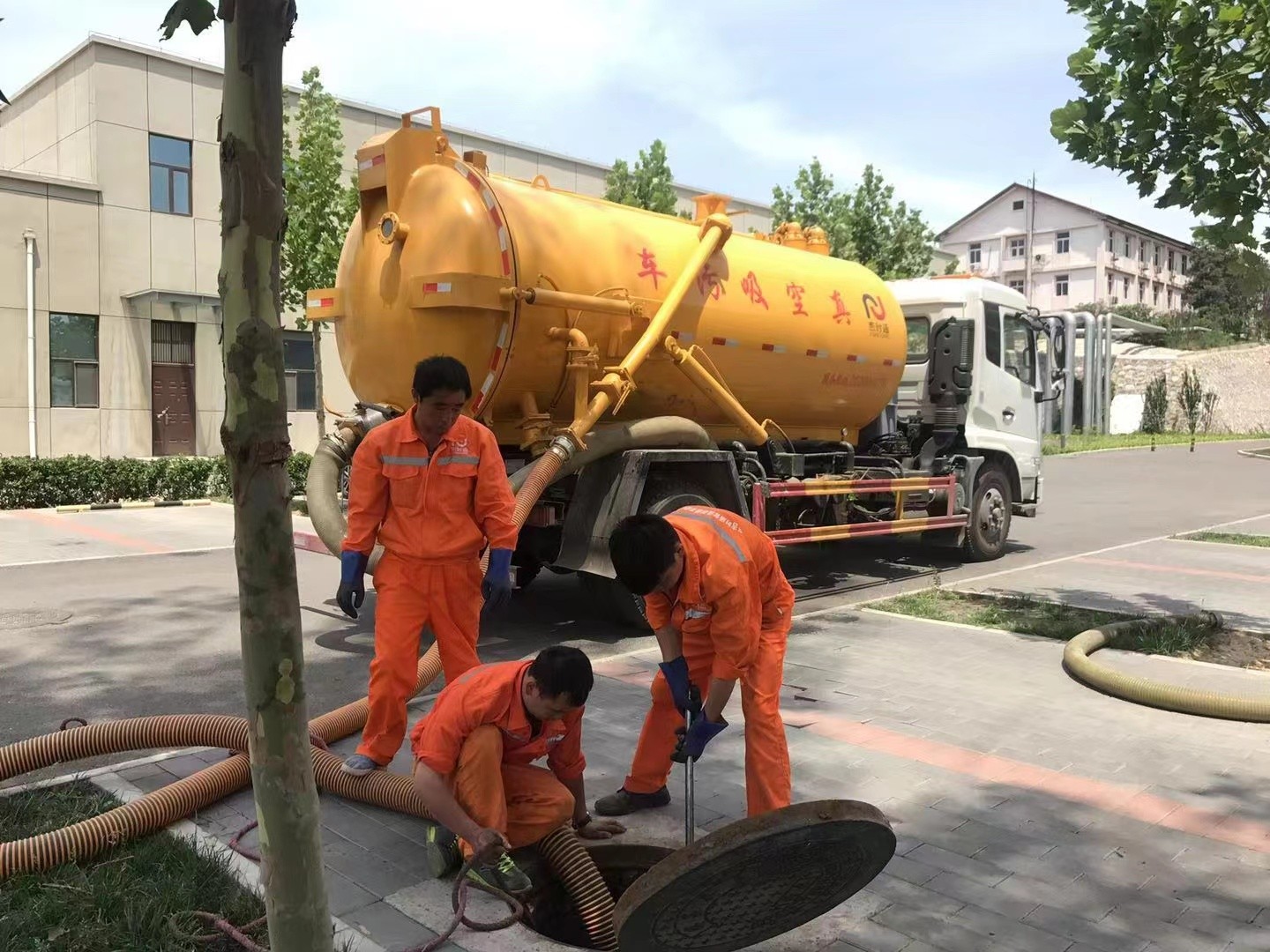 澄城管道疏通车停在窨井附近