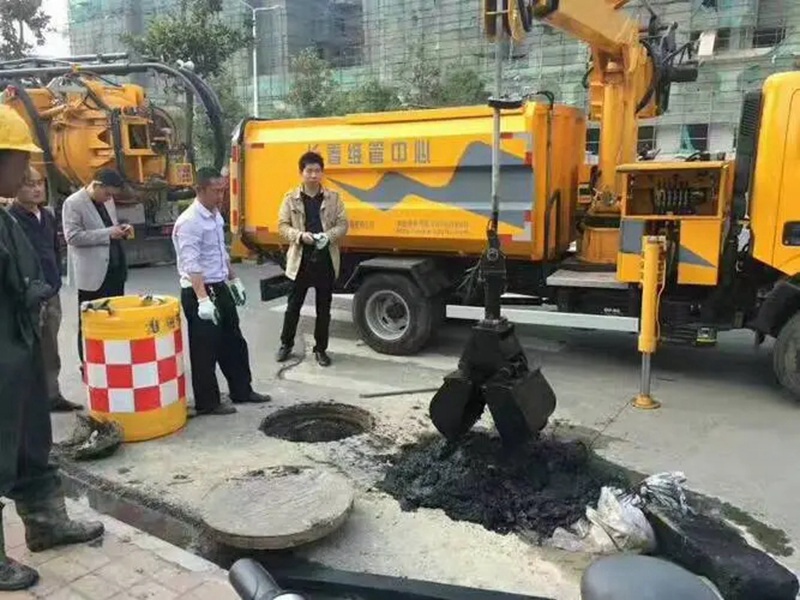 澄城街道：网格员化身“清道夫”，为民解忧疏通“堵心”化粪池